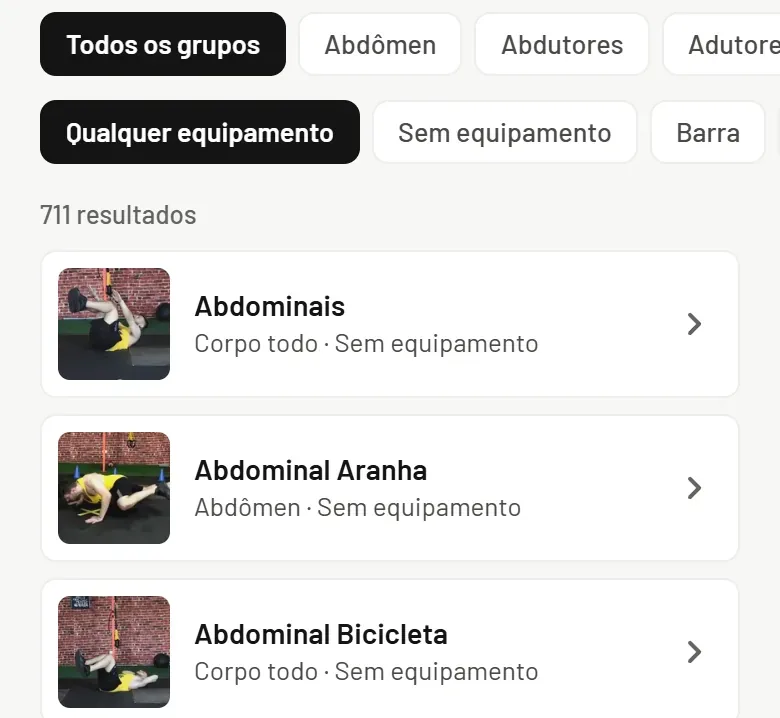 Lista da biblioteca de exercícios, com filtros por grupo muscular e equipamento e miniatura do vídeo de cada um