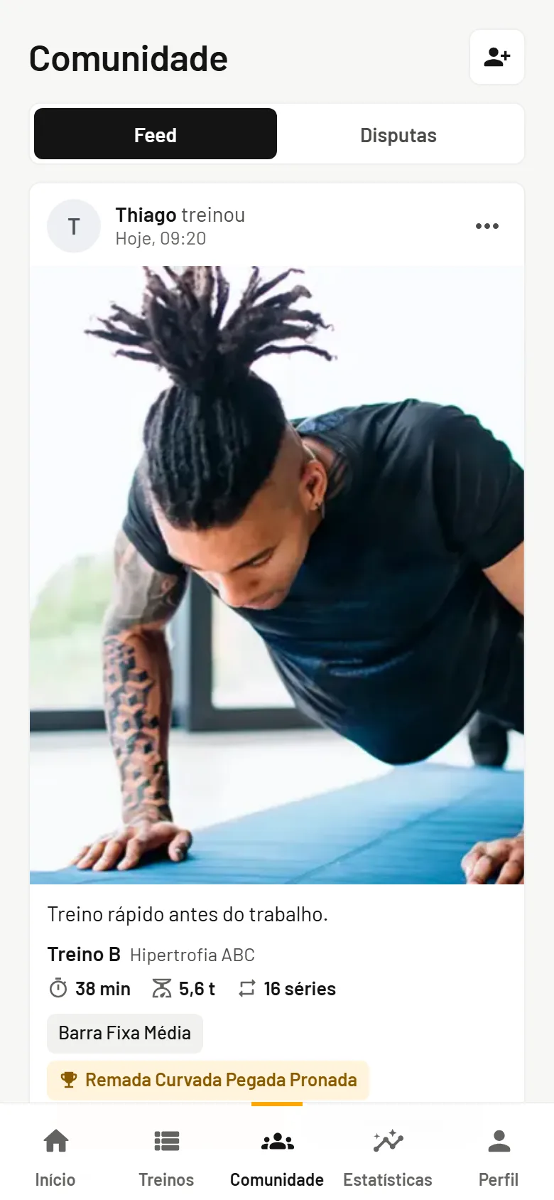 Treino de um amigo no feed, com foto, duração, volume e séries